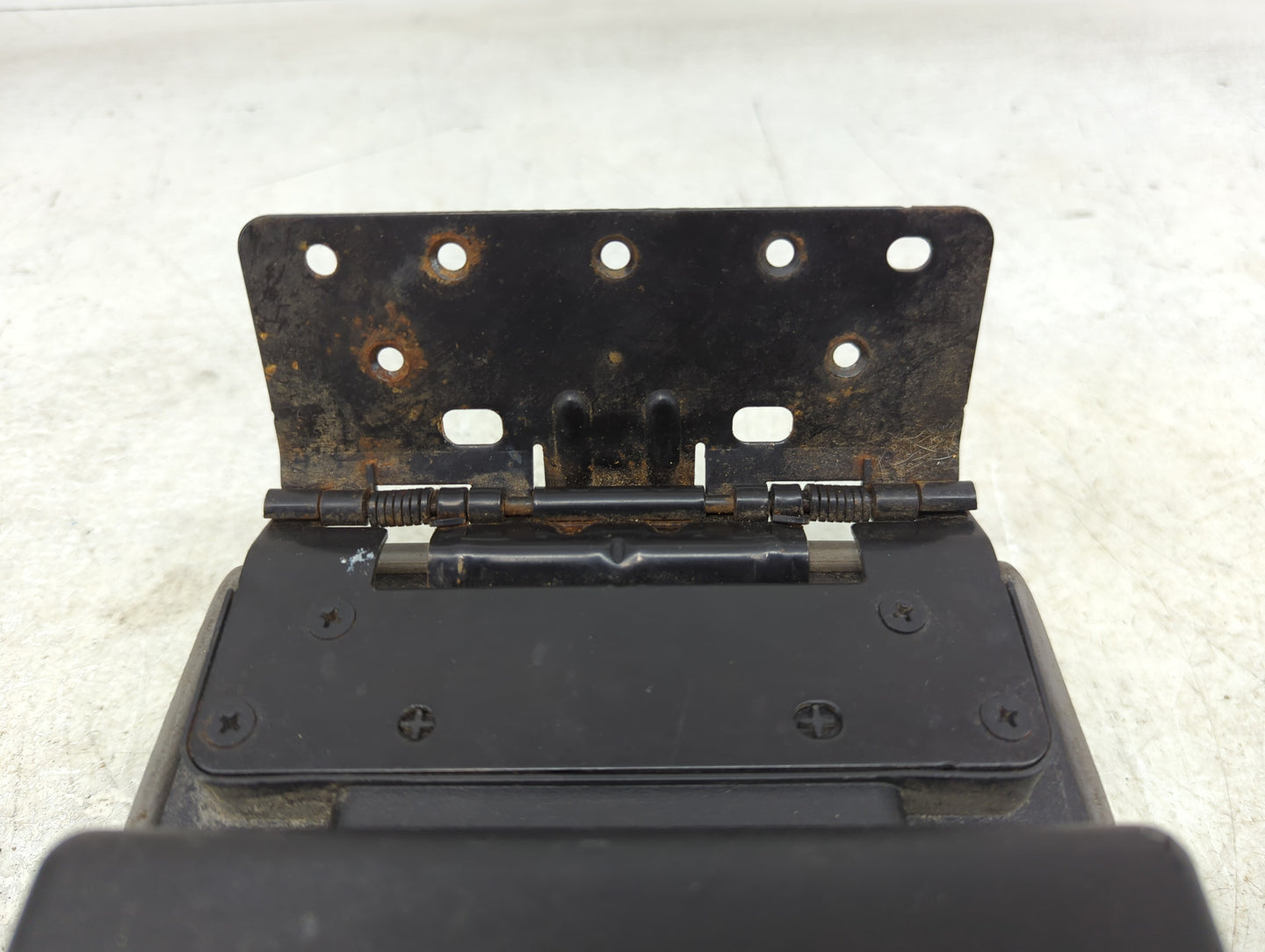 2007-2009 Saturn Aura Center Console Armrest Cover Lid P/N:1110760 Fits Fits 2007 2008 2009 OEM Used Auto Parts - Oemusedaut