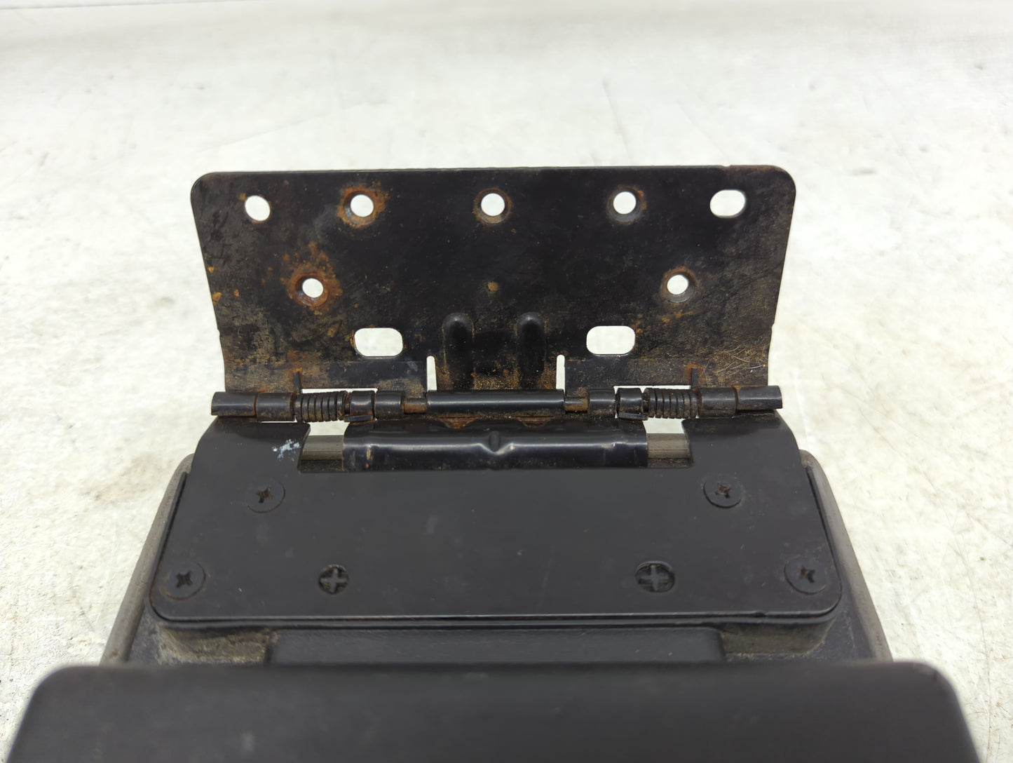 2007-2009 Saturn Aura Center Console Armrest Cover Lid P/N:1110760 Fits Fits 2007 2008 2009 OEM Used Auto Parts - Oemusedaut