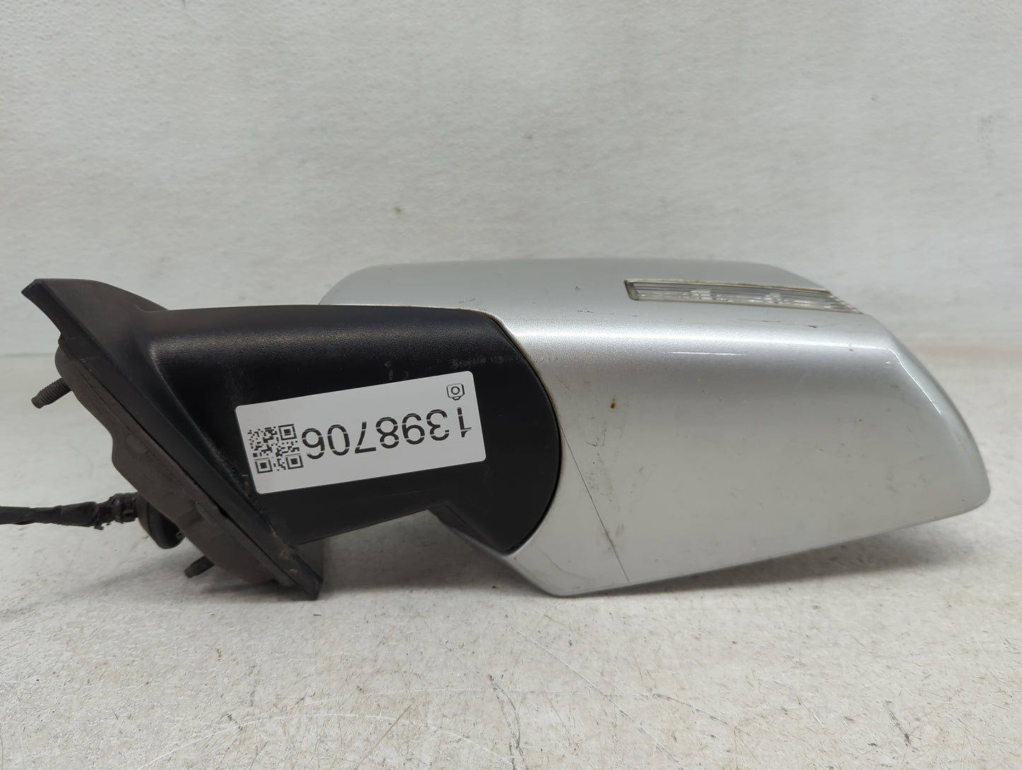 2008 Saturn Outlook Driver Side View Mirror - Left Door Mirror OEM Used - Oemusedautoparts1.com