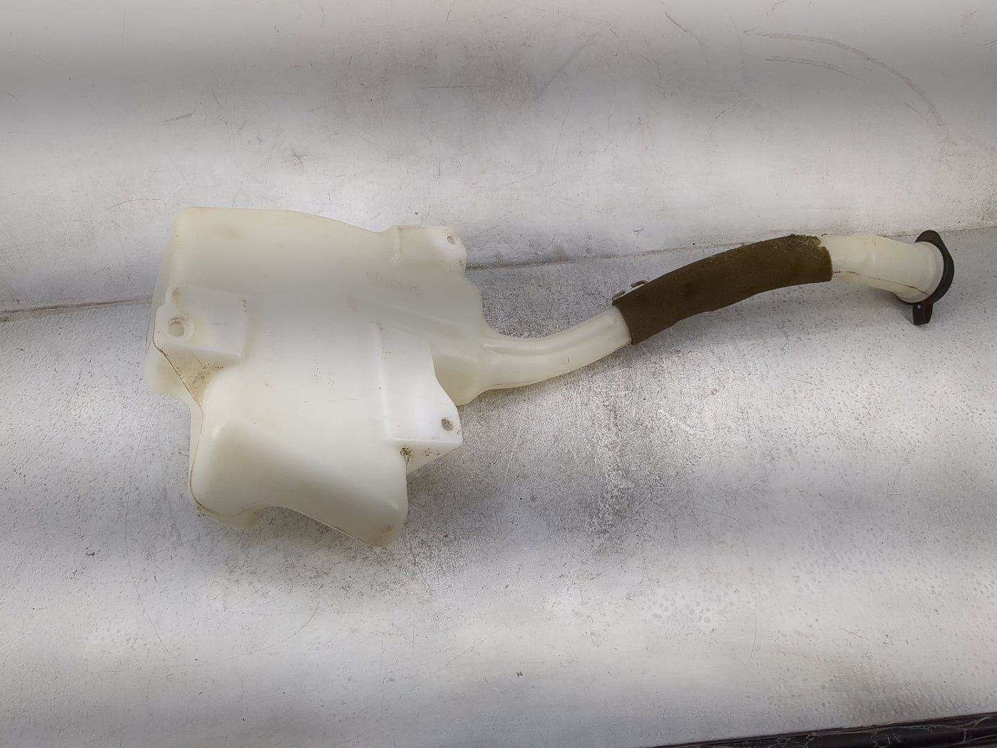 Saturn Outlook Windshield Washer Fluid Reservoir Bottle 1482499 - Oemusedautoparts1.com