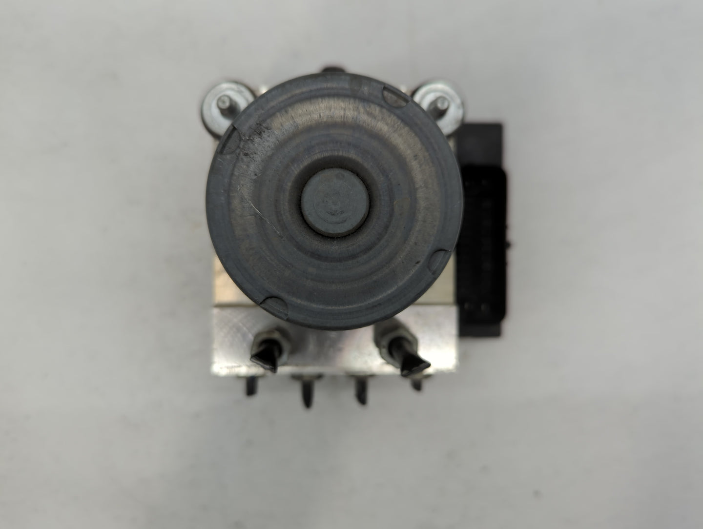 2008 Saturn Outlook ABS Pump Control Module Replacement P/N:25860504 Fits OEM Used Auto Parts - Oemusedautoparts1.com