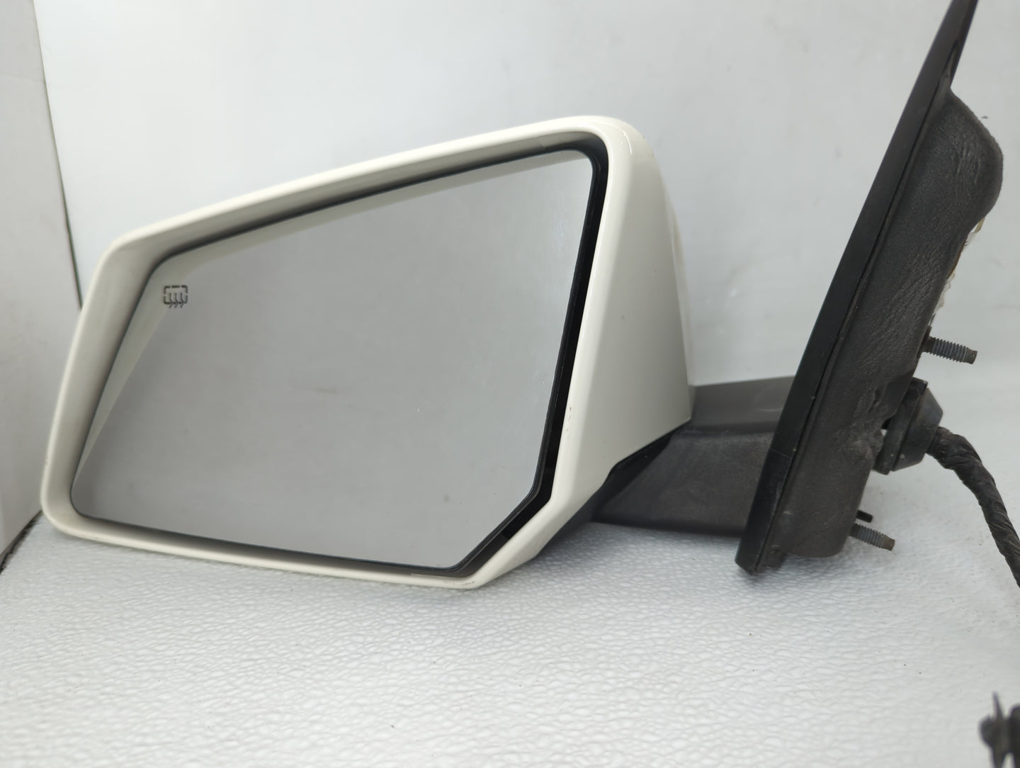 2008 Saturn Outlook Driver Side View Mirror - Left Door Mirror OEM Used - Oemusedautoparts1.com