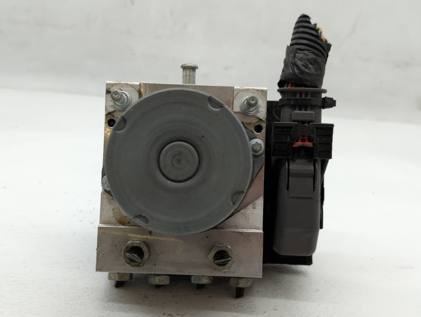 2008 Saturn Outlook ABS Pump Control Module Replacement P/N:25821433 Fits OEM Used Auto Parts - Oemusedautoparts1.com