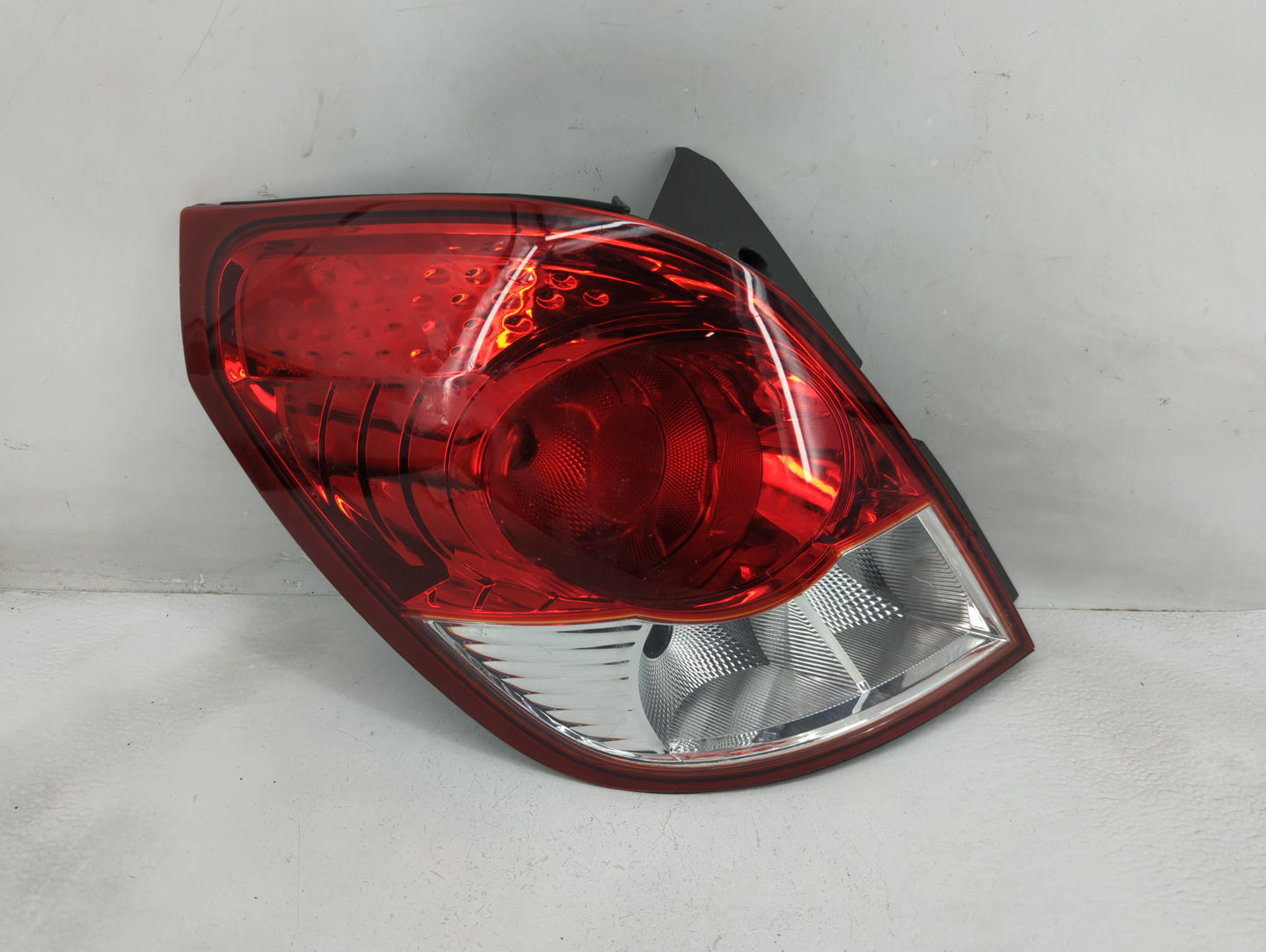 2008-2010 Saturn Vue Tail Light Assembly Driver Left OEM Fits Fits 2008 2009 2010 2012 OEM Used Auto Parts - Oemusedautopart