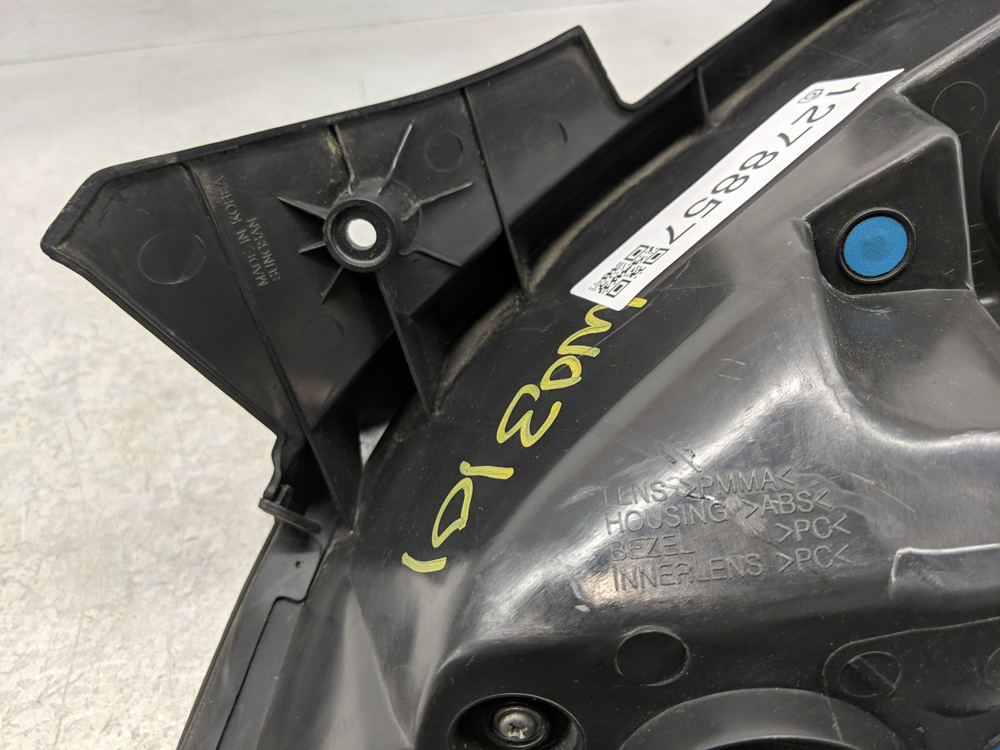 2008-2010 Saturn Vue Tail Light Assembly Passenger Right OEM Fits Fits 2008 2009 2010 2012 OEM Used Auto Parts - Oemusedauto