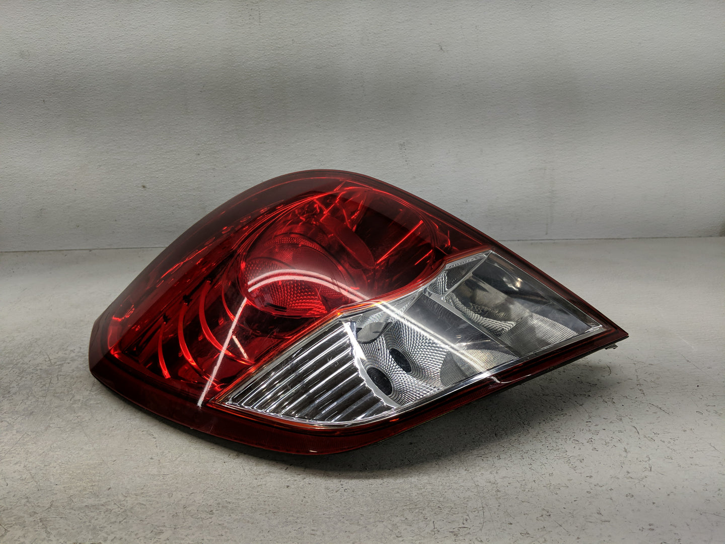 2008-2010 Saturn Vue Tail Light Assembly Driver Left OEM Fits Fits 2008 2009 2010 2012 OEM Used Auto Parts - Oemusedautopart