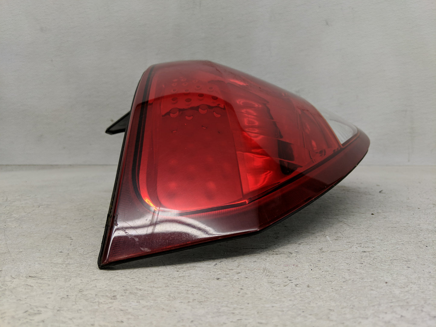 2008-2010 Saturn Vue Tail Light Assembly Driver Left OEM Fits Fits 2008 2009 2010 2012 OEM Used Auto Parts - Oemusedautopart