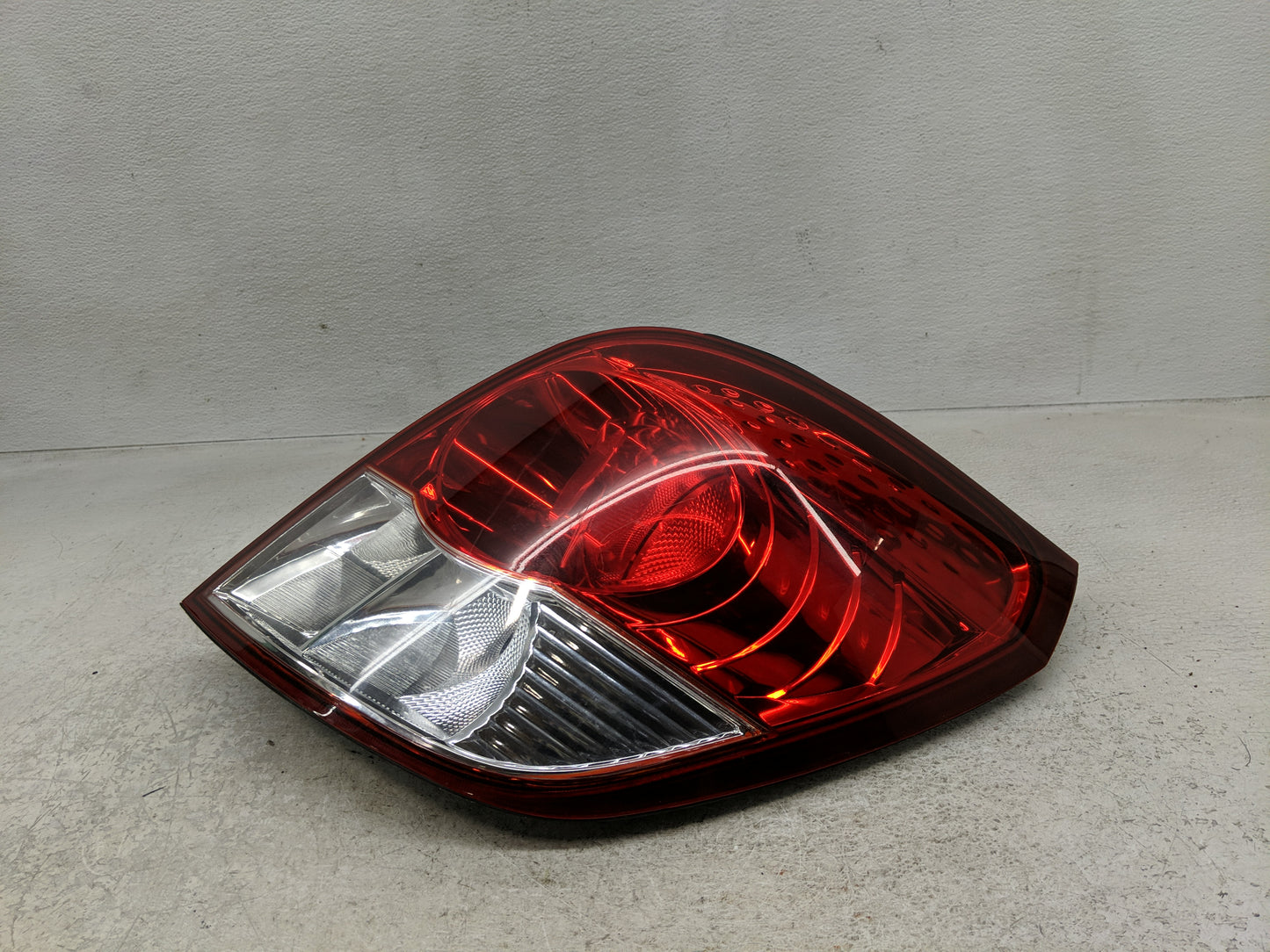 2008-2010 Saturn Vue Tail Light Assembly Passenger Right OEM Fits Fits 2008 2009 2010 2012 OEM Used Auto Parts - Oemusedauto