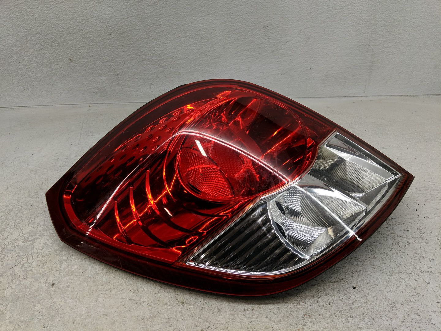 2008-2010 Saturn Vue Tail Light Assembly Driver Left OEM Fits Fits 2008 2009 2010 2012 OEM Used Auto Parts - Oemusedautopart