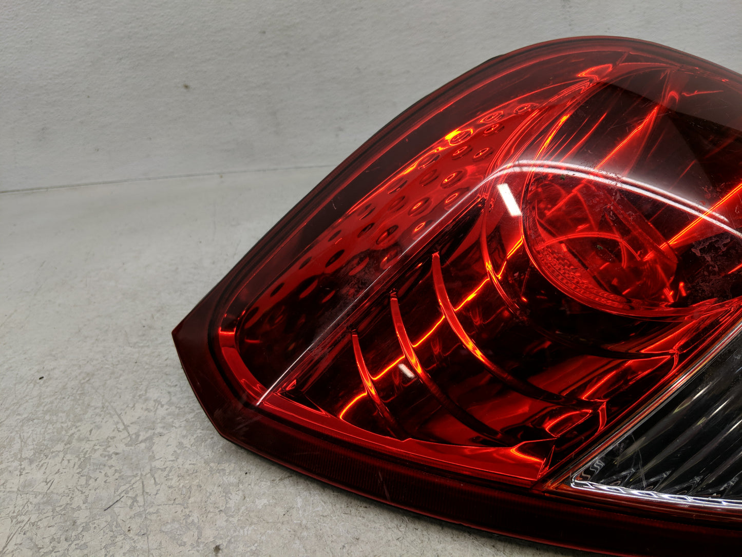 2008-2010 Saturn Vue Tail Light Assembly Driver Left OEM Fits Fits 2008 2009 2010 2012 OEM Used Auto Parts - Oemusedautopart