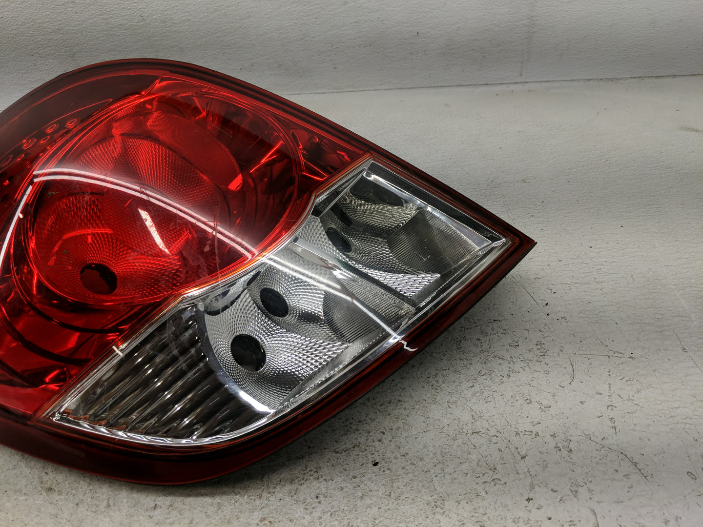 2008-2010 Saturn Vue Tail Light Assembly Driver Left OEM Fits Fits 2008 2009 2010 2012 OEM Used Auto Parts - Oemusedautopart