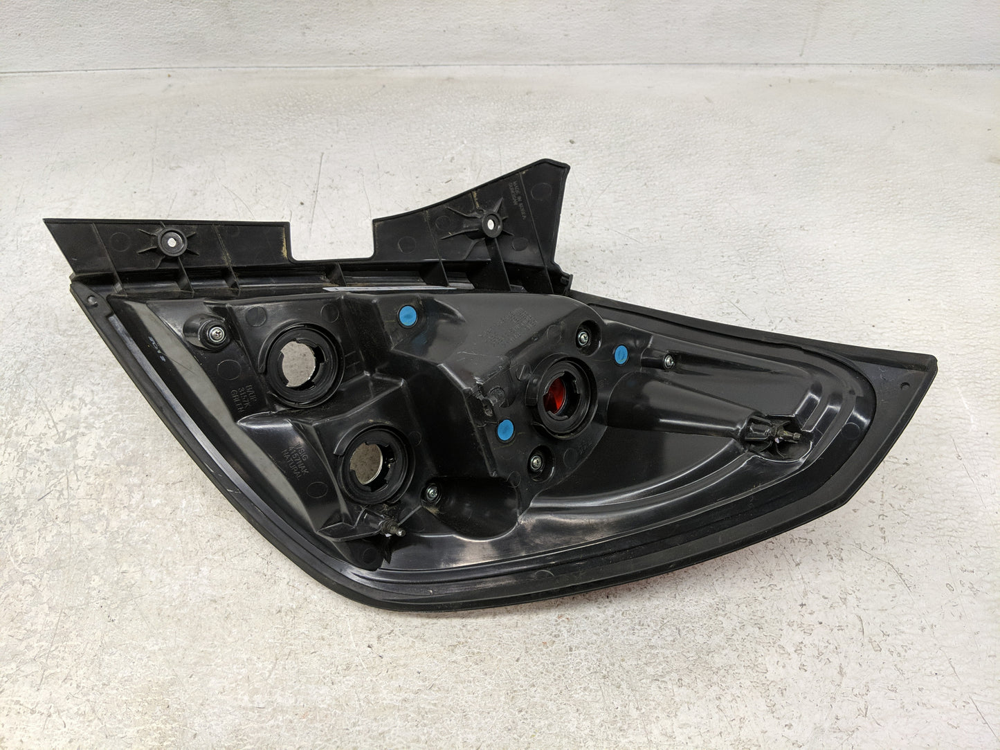 2008-2010 Saturn Vue Tail Light Assembly Driver Left OEM Fits Fits 2008 2009 2010 2012 OEM Used Auto Parts - Oemusedautopart