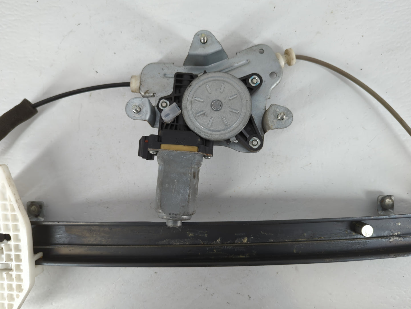 2008-2010 Saturn Vue Passenger Rear Right Power Window Motor - Oemusedautoparts1.com