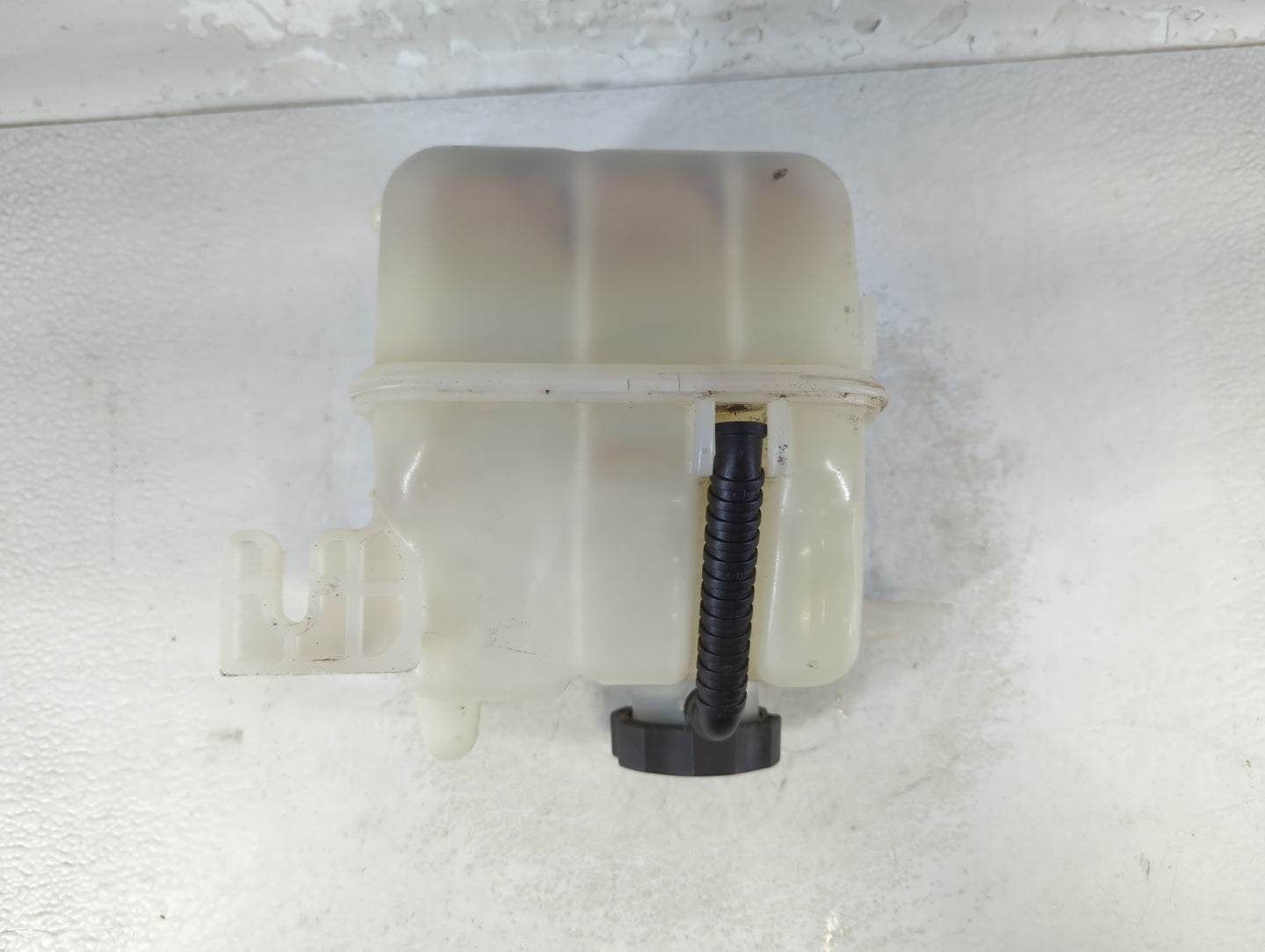2008-2010 Saturn Vue Radiator Coolant Overflow Expansion Tank Bottle 903850 - Oemusedautoparts1.com