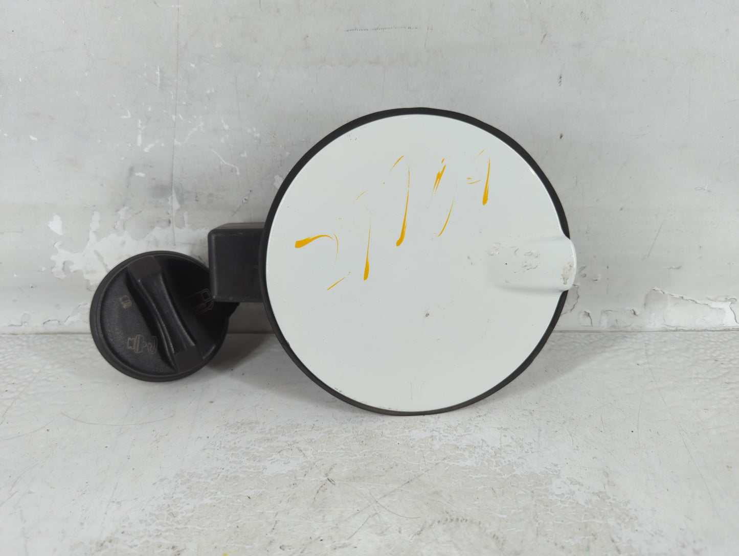 2008 Saturn Vue Fuel Tank Door Lid Gas Tank White - Oemusedautoparts1.com