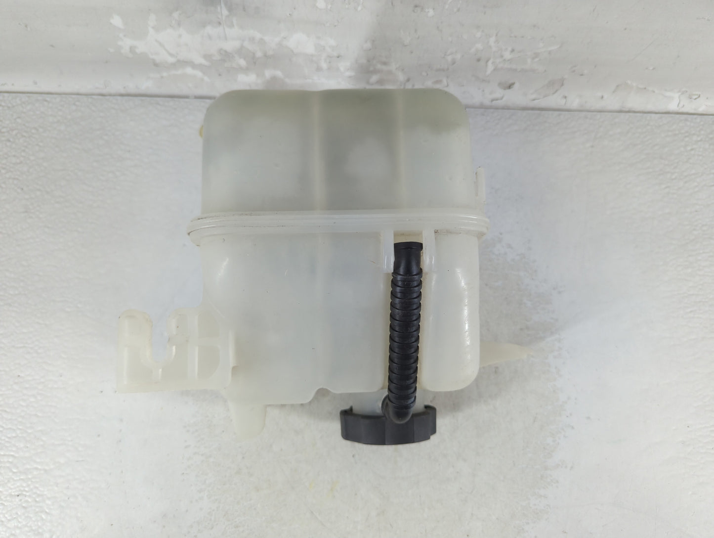 2008-2010 Saturn Vue Radiator Coolant Overflow Expansion Tank Bottle - Oemusedautoparts1.com