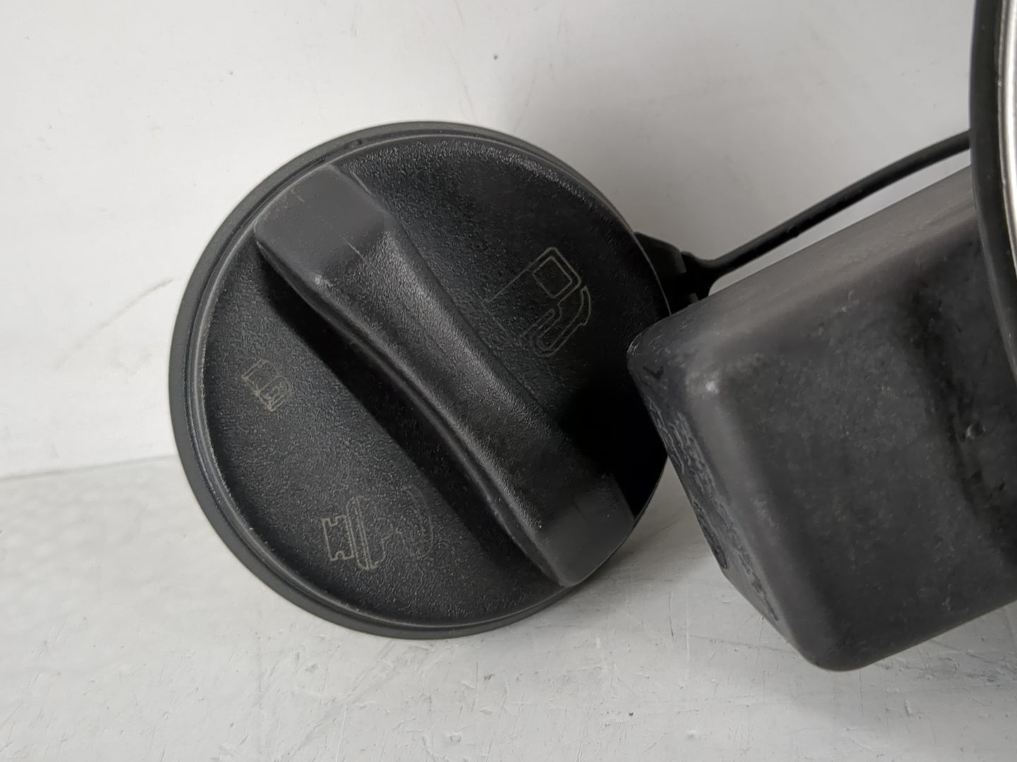 2008 Saturn Vue Fuel Tank Door Lid Gas Tank - Oemusedautoparts1.com