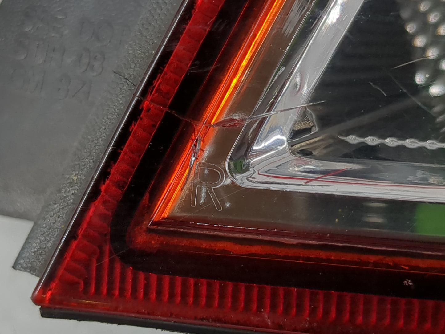 2008 Saturn Vue Driver Left Side Tail Light Taillight Deck Lid Mounted - Oemusedautoparts1.com