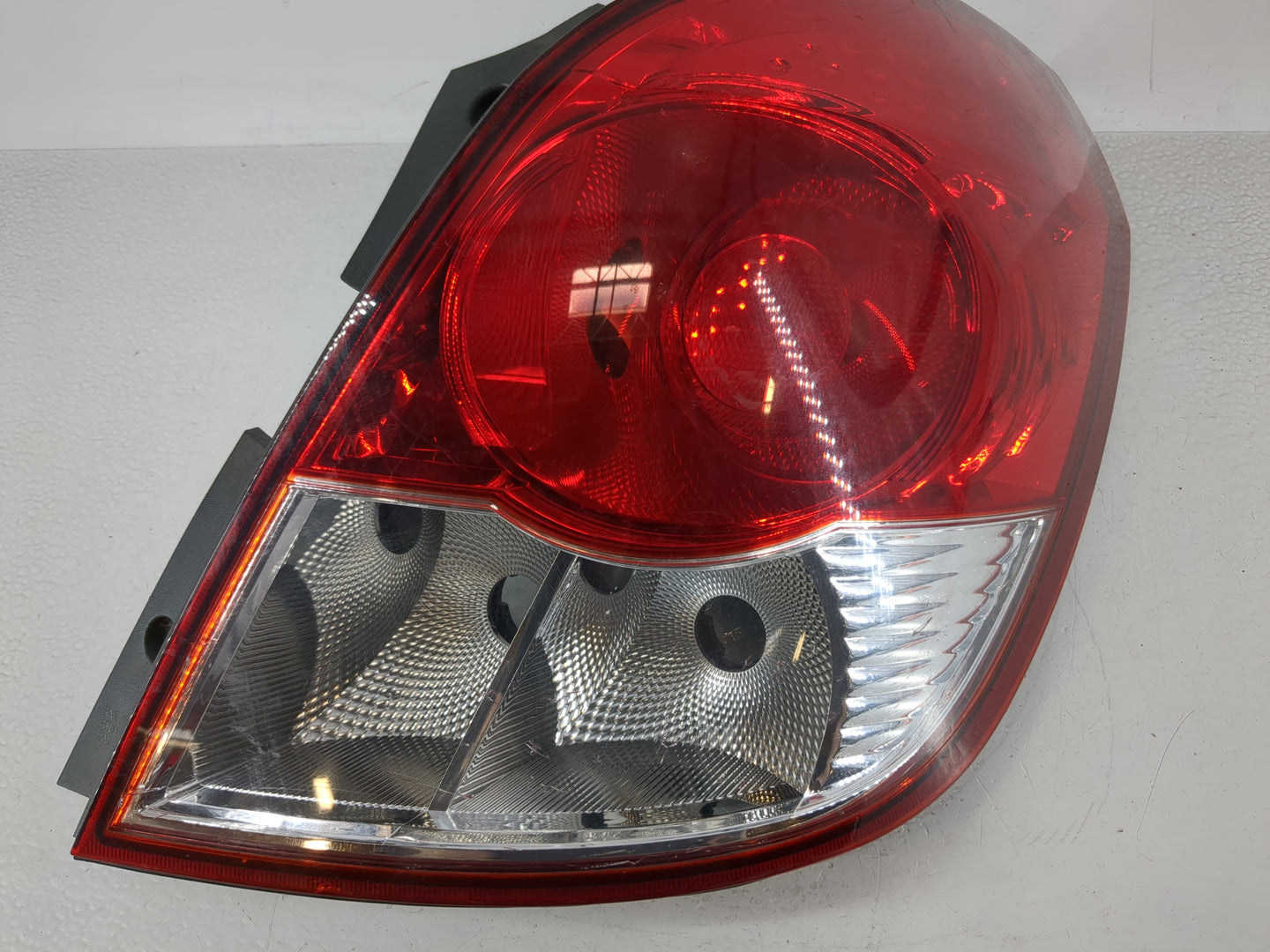 2008 Saturn Vue Driver Left Side Tail Light Taillight Deck Lid Mounted - Oemusedautoparts1.com