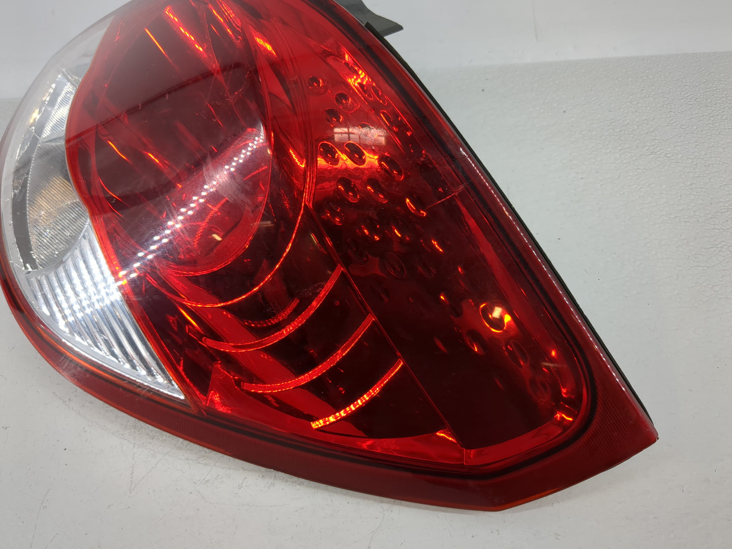 2008 Saturn Vue Driver Left Side Tail Light Taillight Deck Lid Mounted - Oemusedautoparts1.com