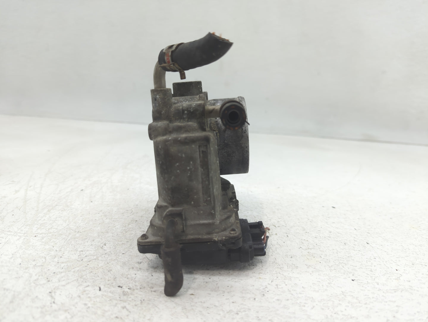2008-2015 Scion Xb Throttle Body P/N:22030-28070 Fits Fits 2006 2007 2008 2009 2010 2011 2012 2013 2014 2015 OEM Used Auto P