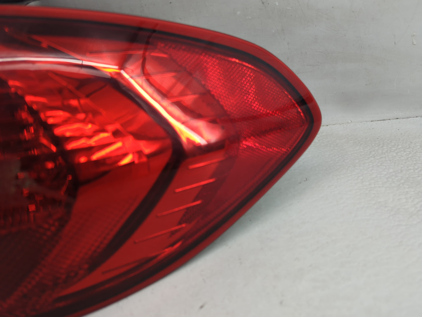 2008-2014 Subaru Tribeca Tail Light Assembly Passenger Right OEM P/N:107-0107 Fits Fits 2008 2009 2010 2011 2012 2013 2014 O
