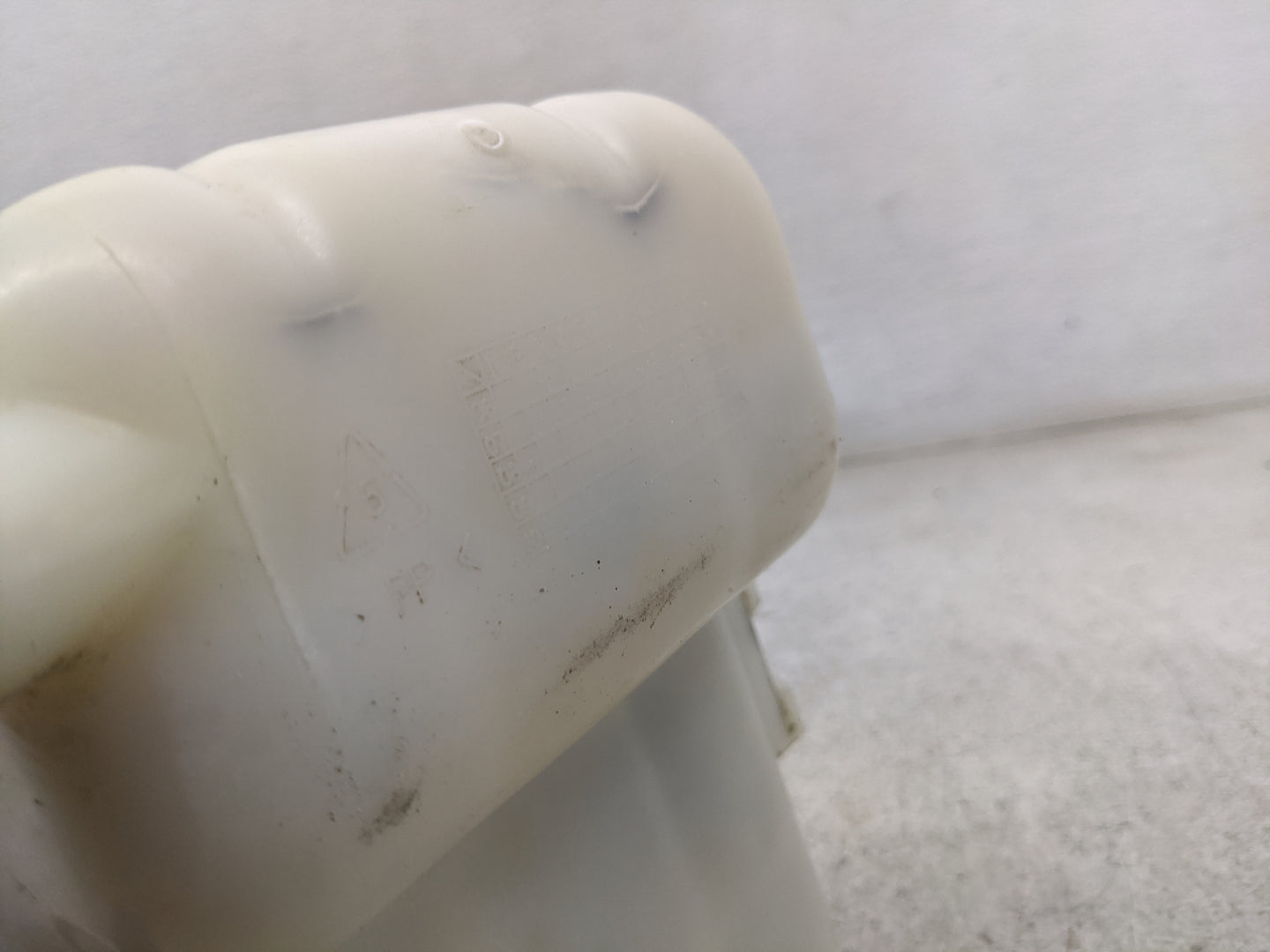 2004-2008 Suzuki Forenza Radiator Coolant Overflow Expansion Tank Bottle 1481107 - Oemusedautoparts1.com
