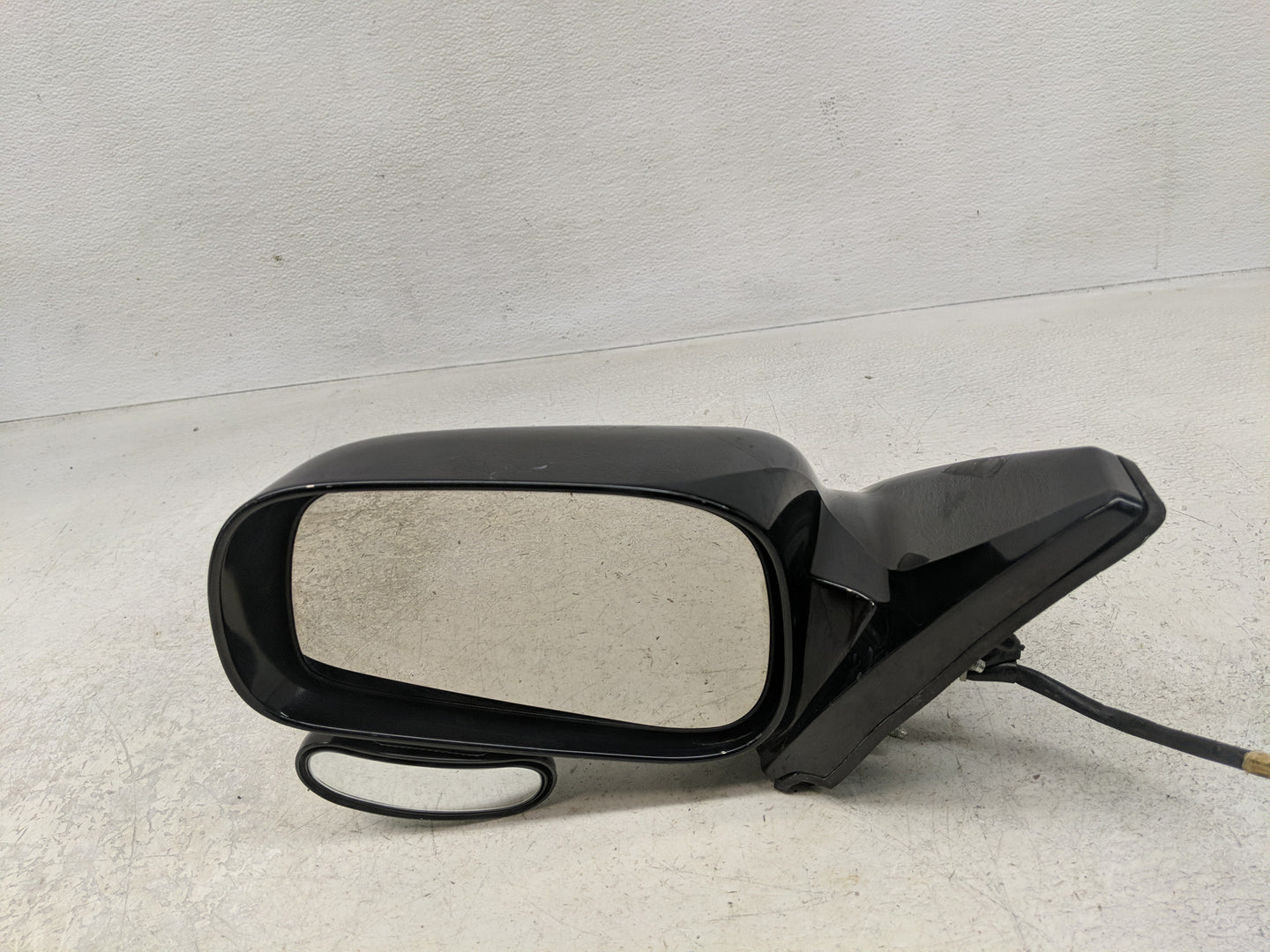 2003-2008 Toyota Matrix Driver Side View Mirror - Left Door Mirror OEM Used - Oemusedautoparts1.com