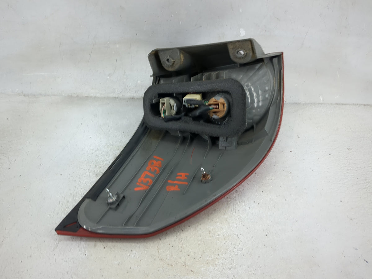 2006-2010 Toyota Sienna Tail Light Assembly Passenger Right OEM Fits Fits 2006 2007 2008 2009 2010 OEM Used Auto Parts - Oem
