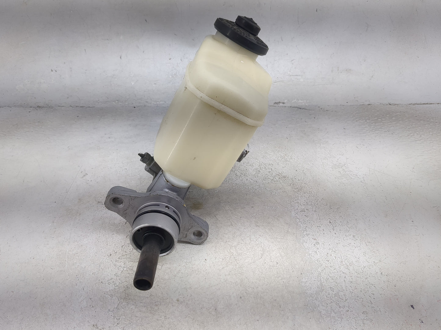 2004-2008 Toyota Solara Brake Master Cylinder - Oemusedautoparts1.com