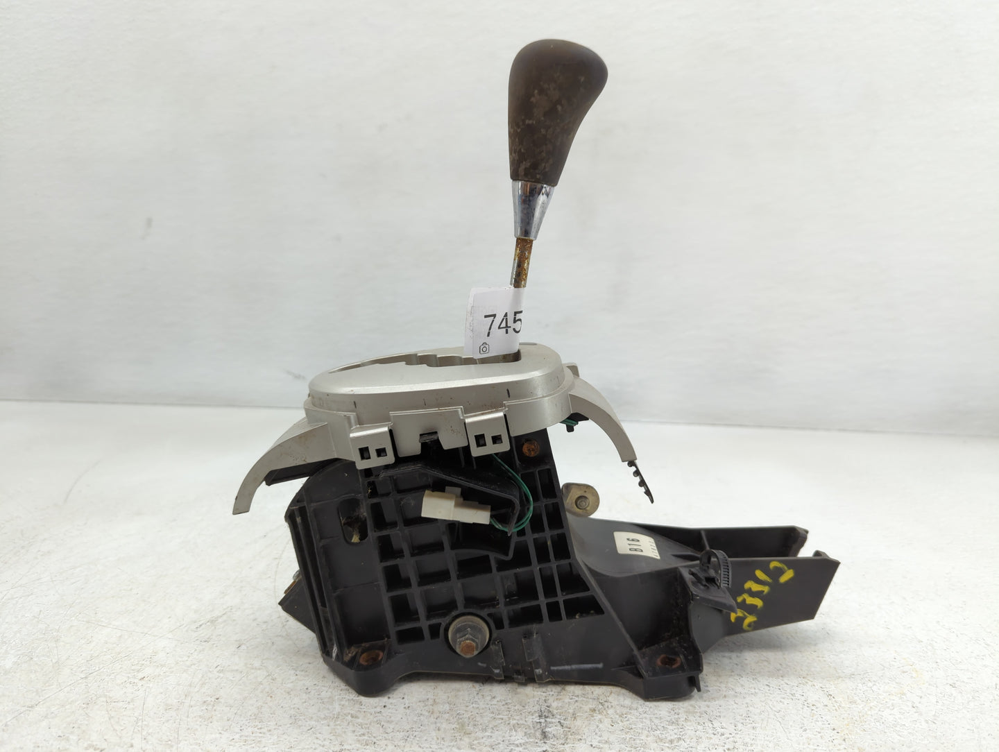 2008 Toyota Yaris Floor Console Assembly Shifter - Oemusedautoparts1.com