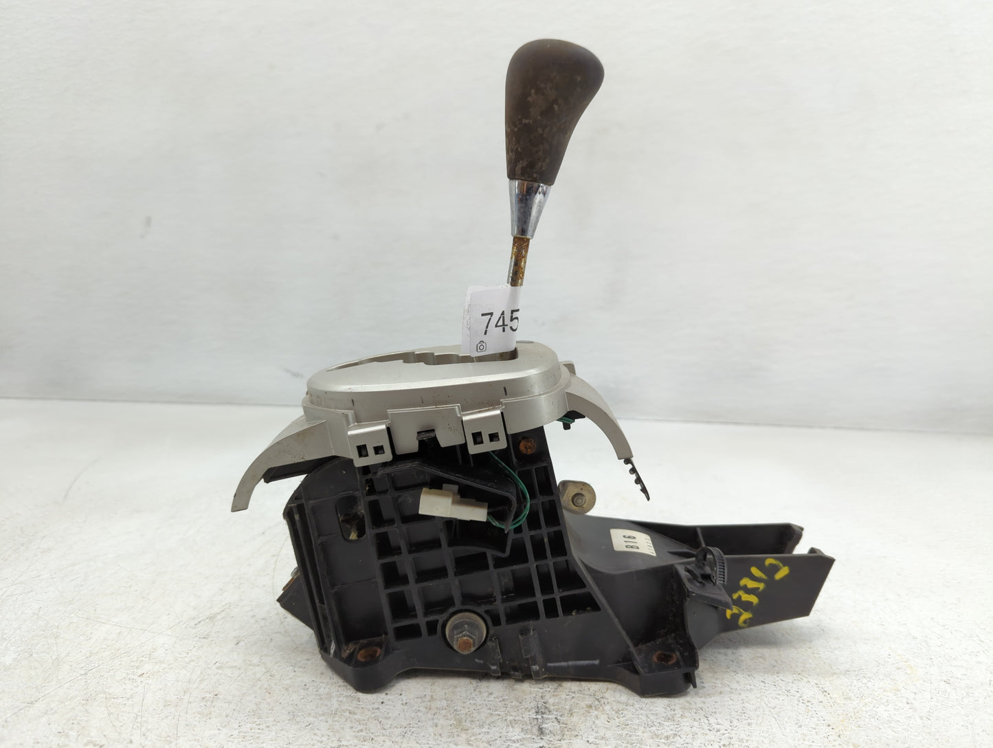 2008 Toyota Yaris Floor Console Assembly Shifter - Oemusedautoparts1.com