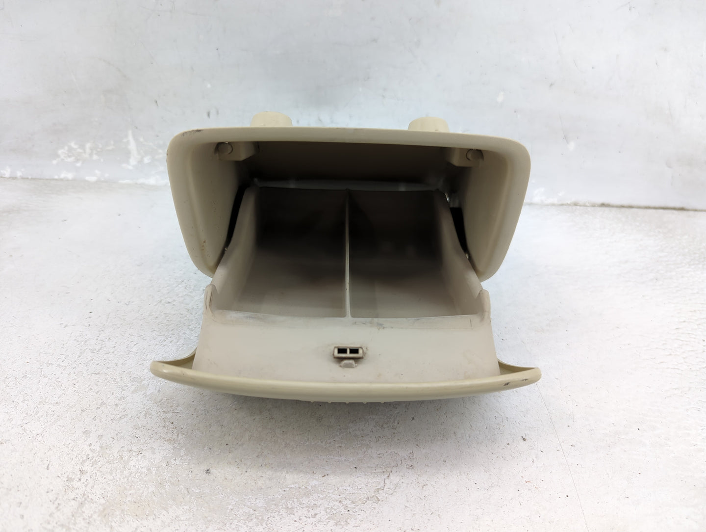 2008 Volkswagen Beetle Overhead Roof Console - Oemusedautoparts1.com