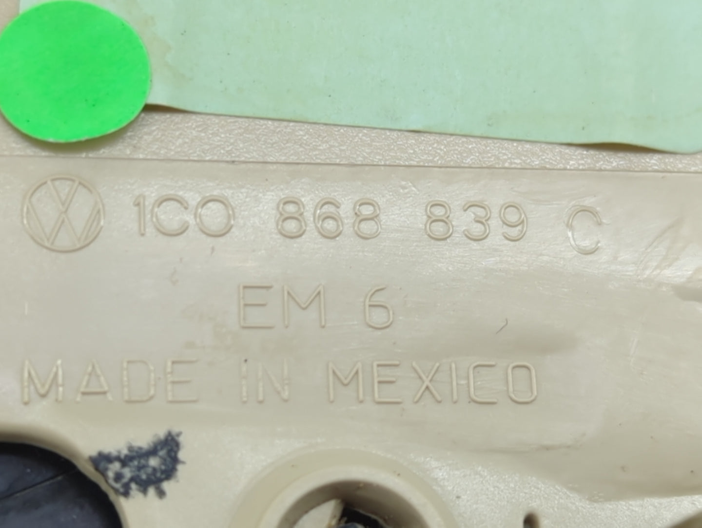 2008 Volkswagen Beetle Overhead Roof Console - Oemusedautoparts1.com