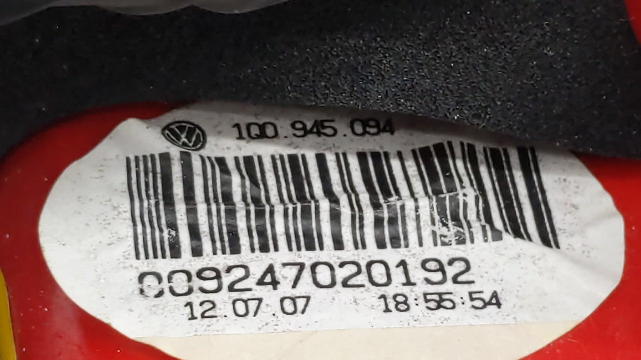 2007-2011 Volkswagen Eos Tail Light Assembly Passenger Right OEM P/N:1Q0945094 Fits Fits 2007 2008 2009 2010 2011 OEM Used A