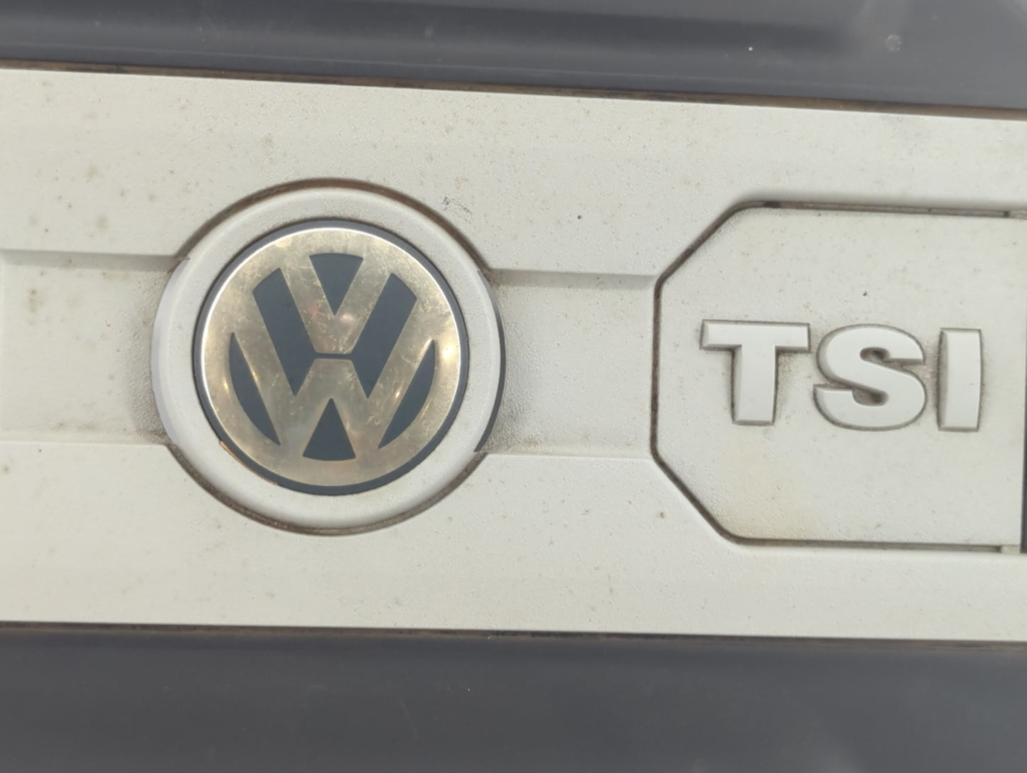 2008 Volkswagen Passat Engine Cover - Oemusedautoparts1.com