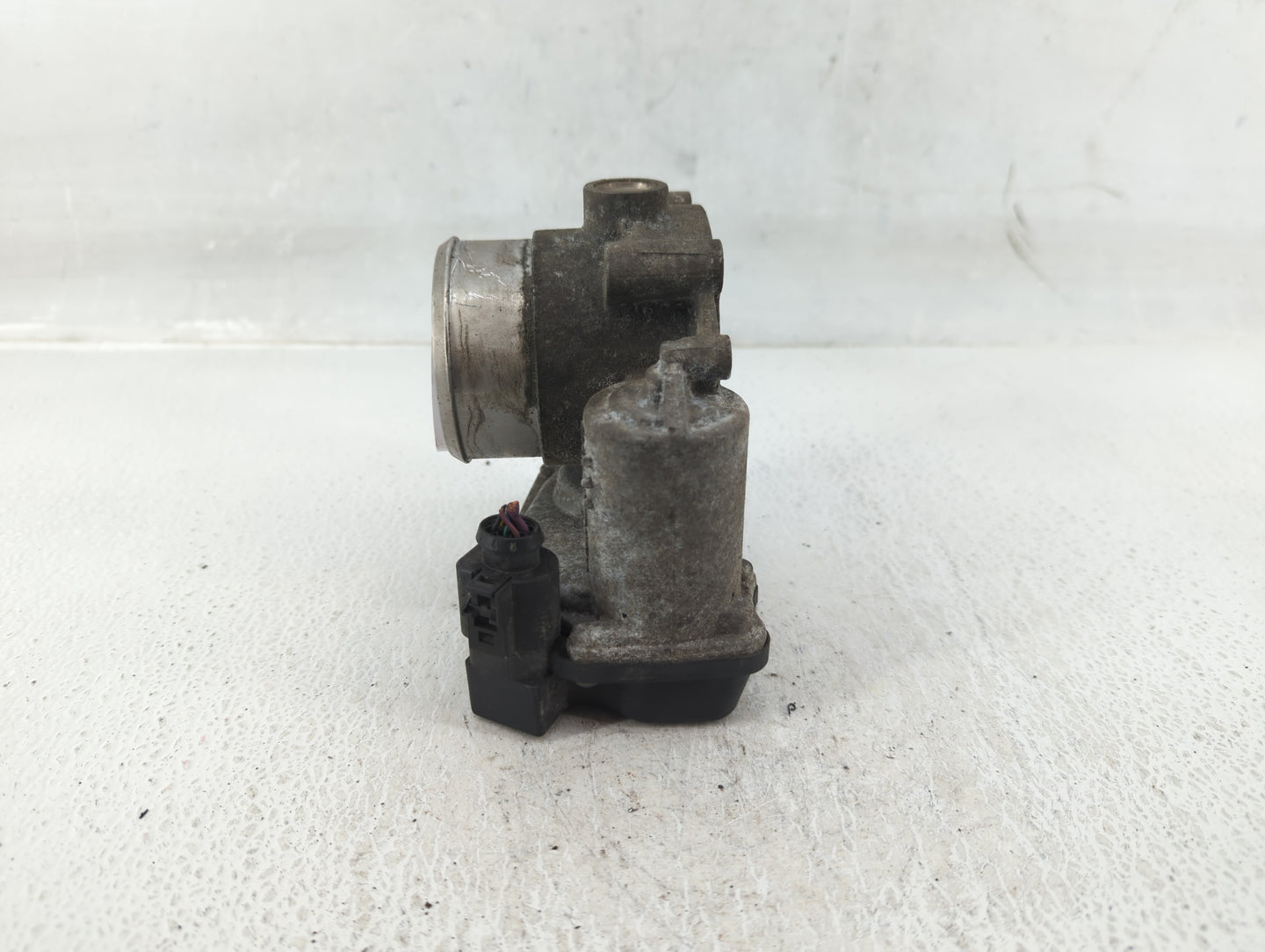 2006-2010 Volkswagen Passat Throttle Body P/N:06F 133 062 G Fits OEM Used Auto Parts - Oemusedautoparts1.com
