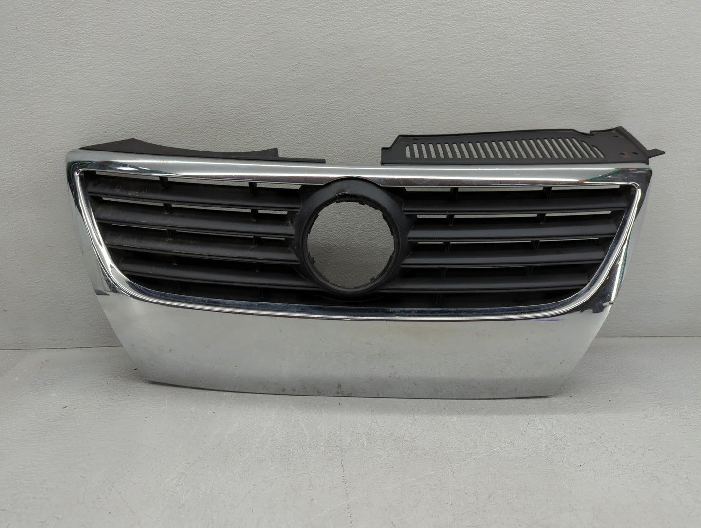 2006-2010 Volkswagen Passat Front Grille Bumper Not Included 779359 - Oemusedautoparts1.com