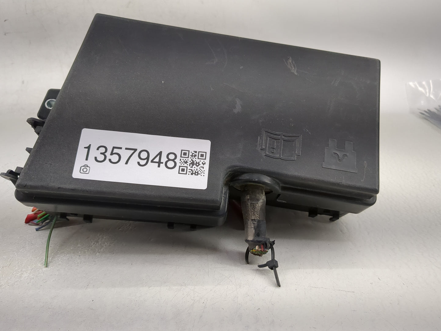 2008-2010 Volvo S40 Fusebox Fuse Box Panel Relay Module P/N:518818000 8688040 Fits Fits 2008 2009 2010 OEM Used Auto Parts -