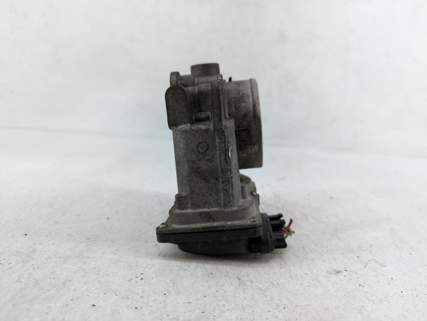 2008 Volvo V40 Throttle Body P/N:11L18 0543 8677694 Fits Fits 2004 2005 2006 2007 2009 2010 OEM Used Auto Parts - Oemusedaut