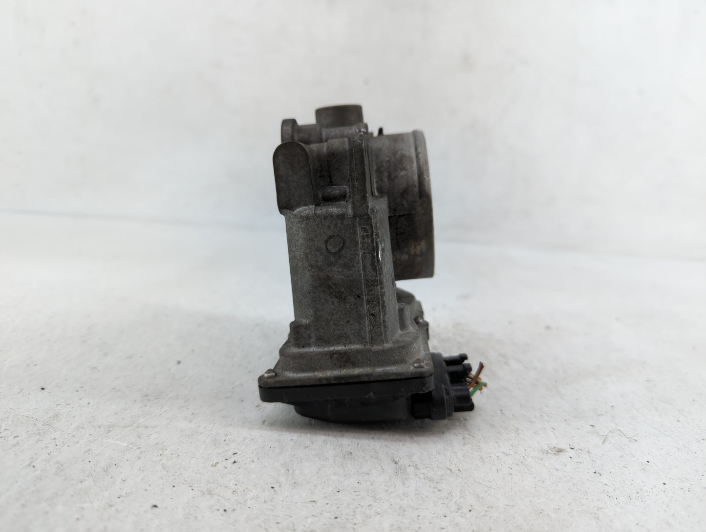 2008 Volvo V40 Throttle Body P/N:11L18 0543 8677694 Fits Fits 2004 2005 2006 2007 2009 2010 OEM Used Auto Parts - Oemusedaut