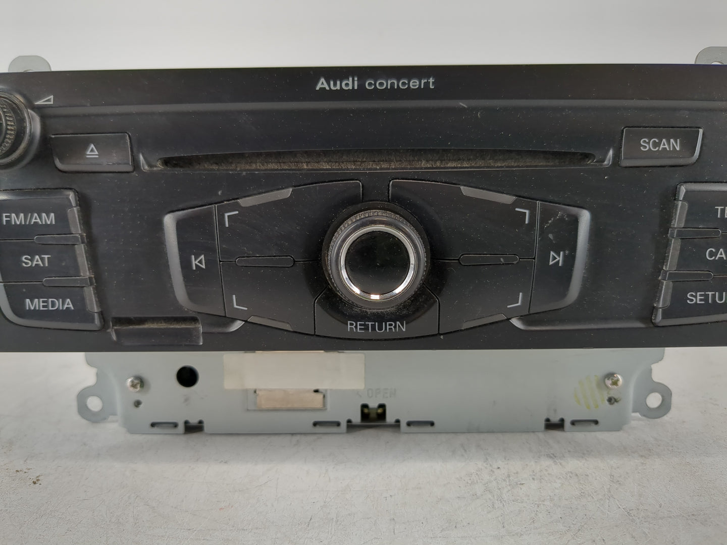 2009 Audi A4 Radio AM FM Cd Player Receiver Replacement P/N:8T1 035 186 R Fits OEM Used Auto Parts - Oemusedautoparts1.com