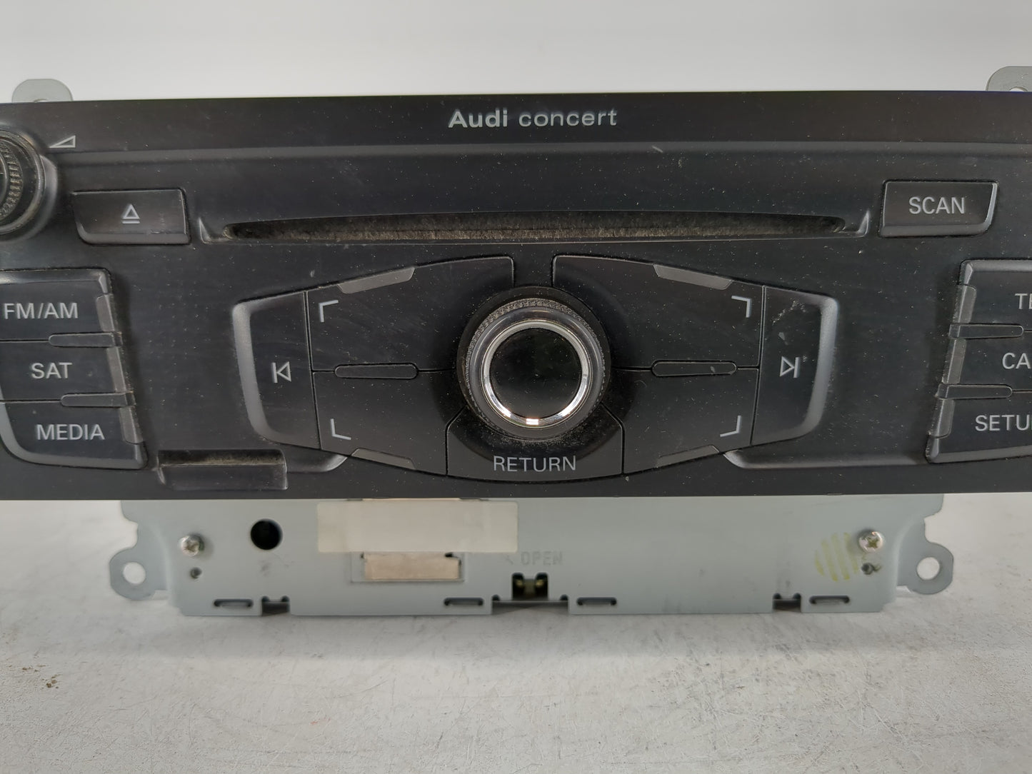 2009 Audi A4 Radio AM FM Cd Player Receiver Replacement P/N:8T1 035 186 R Fits OEM Used Auto Parts - Oemusedautoparts1.com