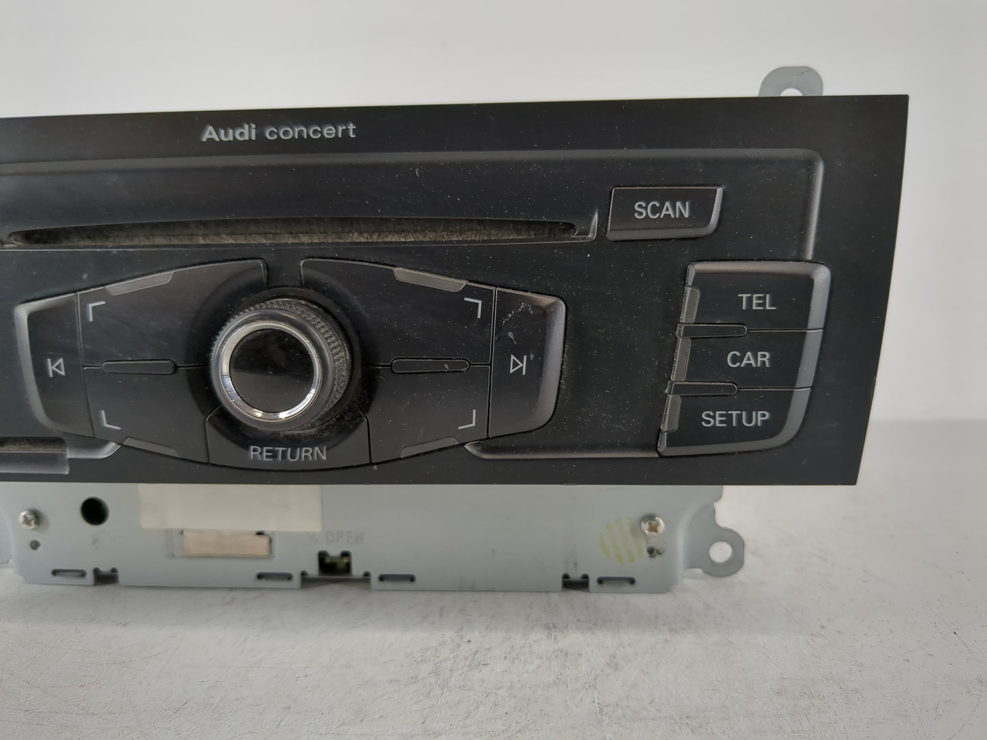 2009 Audi A4 Radio AM FM Cd Player Receiver Replacement P/N:8T1 035 186 R Fits OEM Used Auto Parts - Oemusedautoparts1.com
