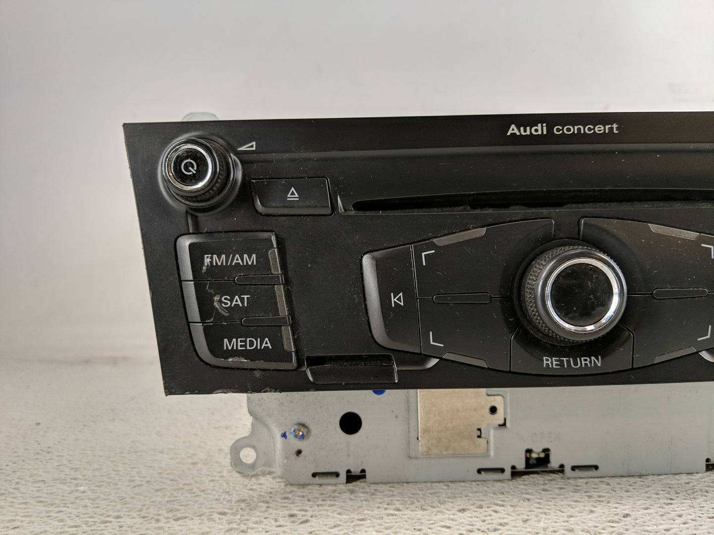 2009 Audi A4 Radio AM FM Cd Player Receiver Replacement P/N:8T1 035 186 K Fits OEM Used Auto Parts - Oemusedautoparts1.com