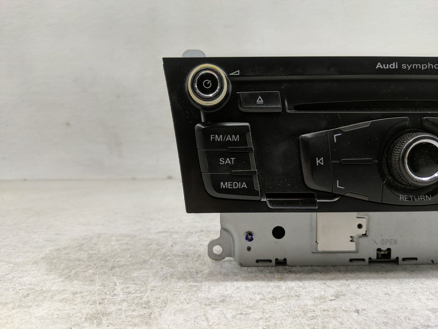 2009 Audi A4 Radio AM FM Cd Player Receiver Replacement P/N:8T1 035 195 L Fits OEM Used Auto Parts - Oemusedautoparts1.com