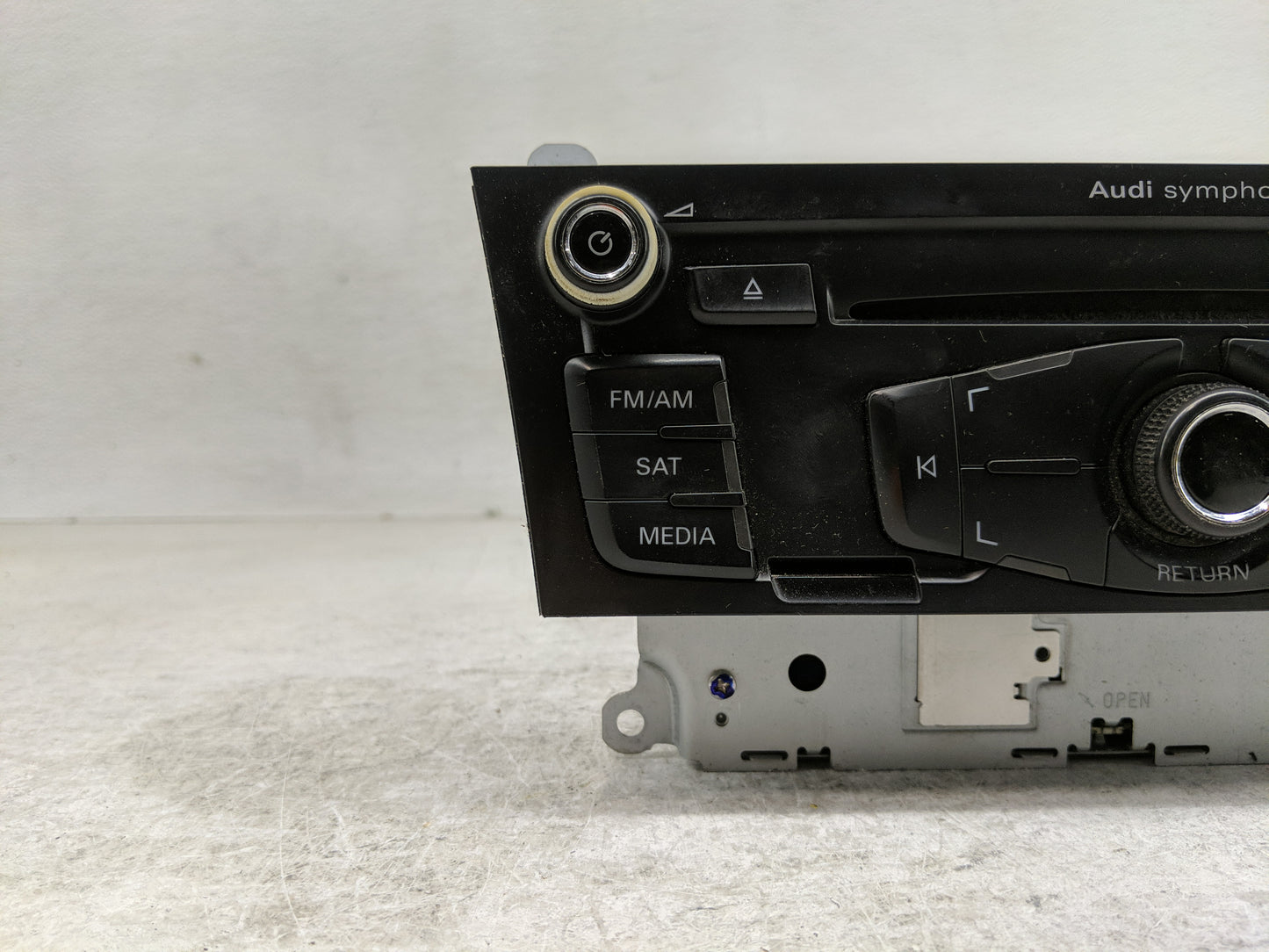 2009 Audi A4 Radio AM FM Cd Player Receiver Replacement P/N:8T1 035 195 L Fits OEM Used Auto Parts - Oemusedautoparts1.com