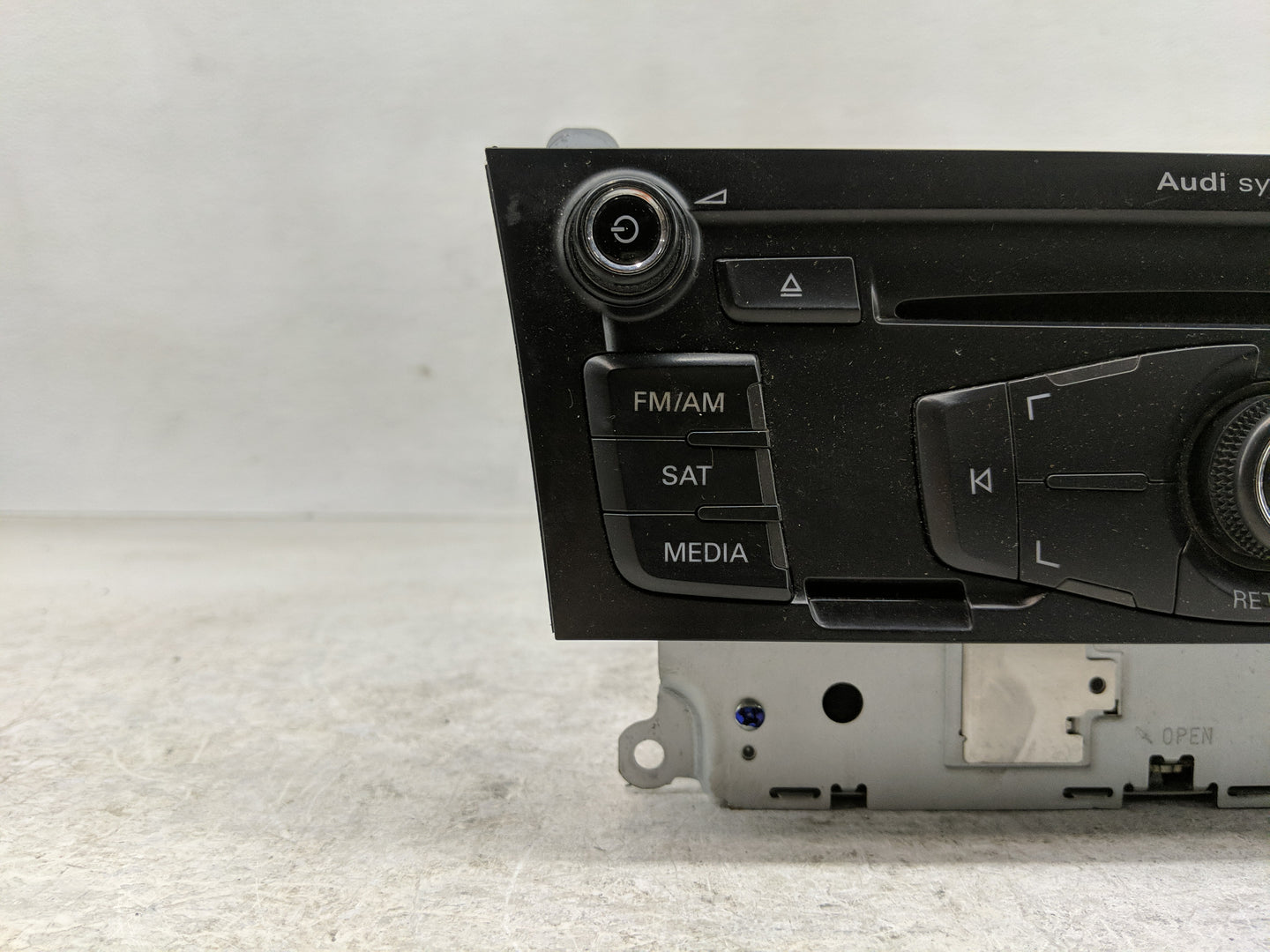 2009 Audi A4 Radio AM FM Cd Player Receiver Replacement P/N:8T1 035 195 L Fits OEM Used Auto Parts - Oemusedautoparts1.com