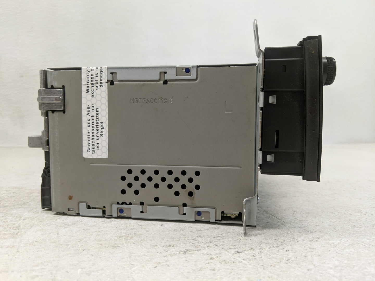 2009 Audi A4 Radio AM FM Cd Player Receiver Replacement P/N:8T1 035 195 L Fits OEM Used Auto Parts - Oemusedautoparts1.com