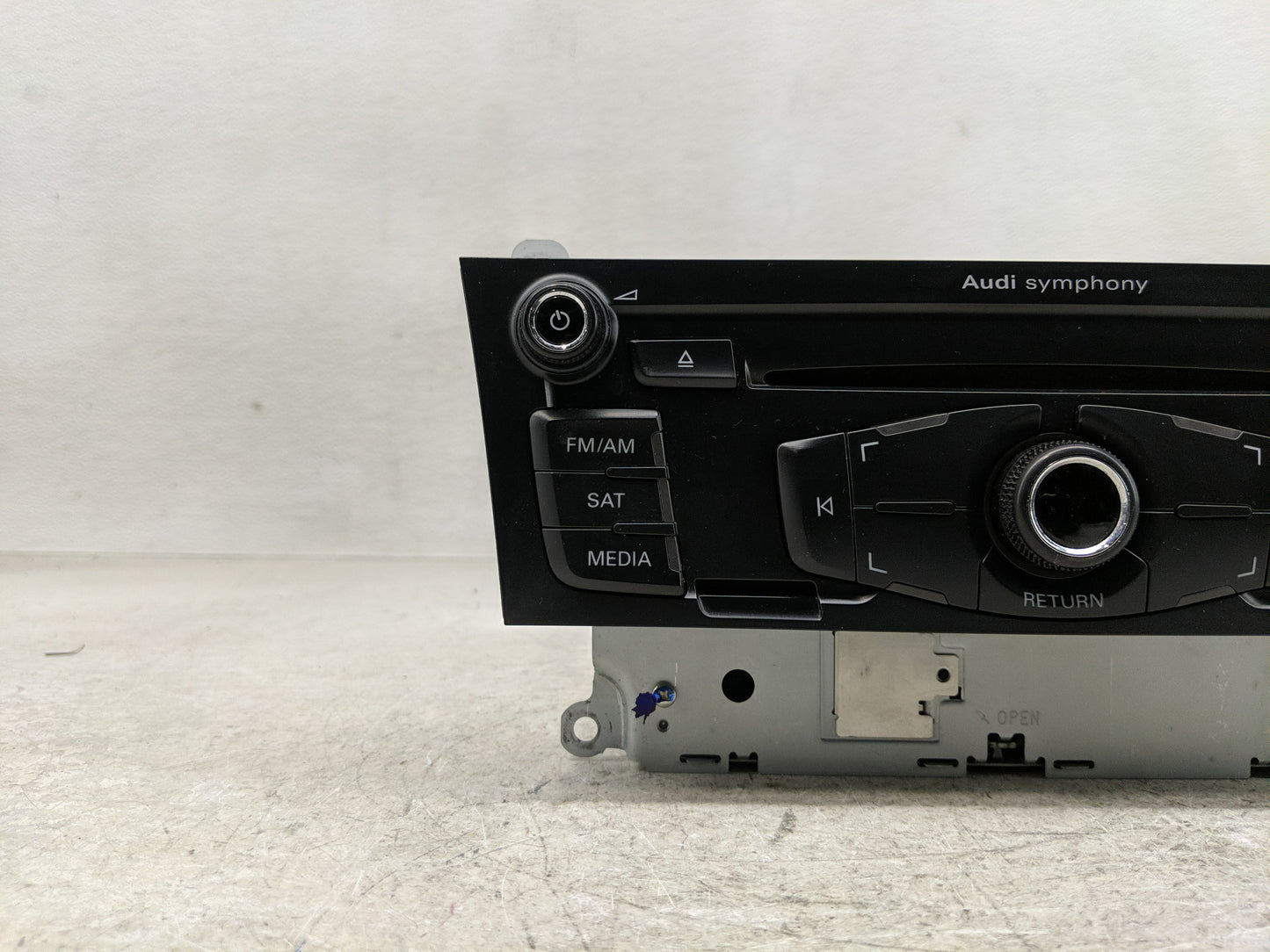 2009 Audi A4 Radio AM FM Cd Player Receiver Replacement P/N:8T1 035 195 L Fits OEM Used Auto Parts - Oemusedautoparts1.com